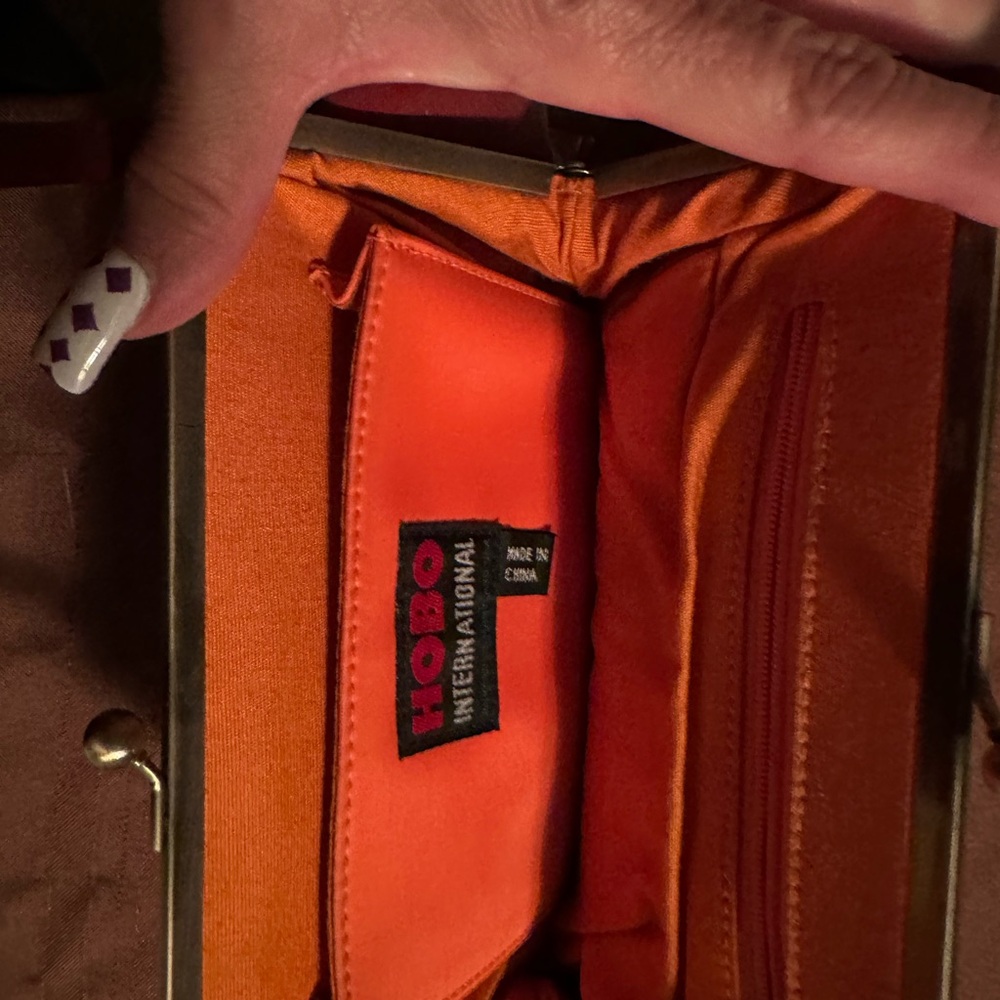 Elegant Red Leather Handbag. Used condition - Picture 8 of 14